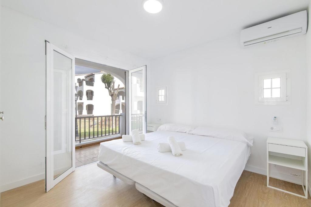 Postel nebo postele na pokoji v ubytování Siesta Mar Private Apartment 53 Cala'n Porter 3 bed