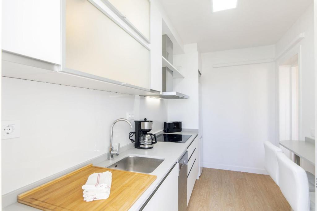 Kuchyň nebo kuchyňský kout v ubytování Siesta Mar Private Apartment 53 Cala'n Porter 3 bed