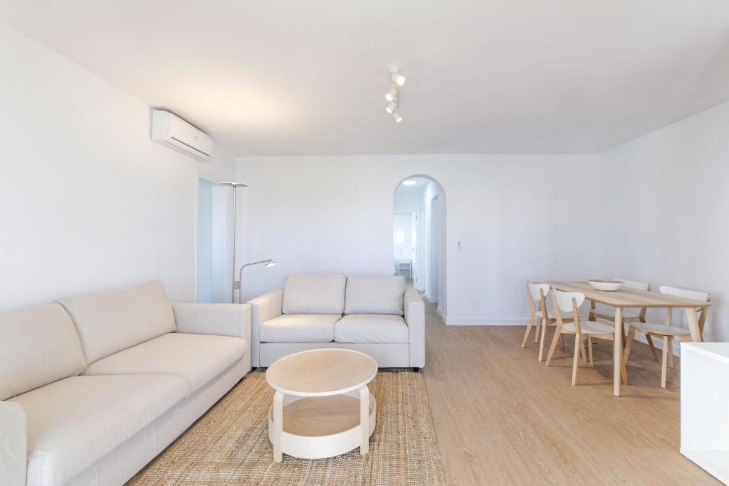 Posezení v ubytování Siesta Mar Private Apartment 53 Cala'n Porter 3 bed