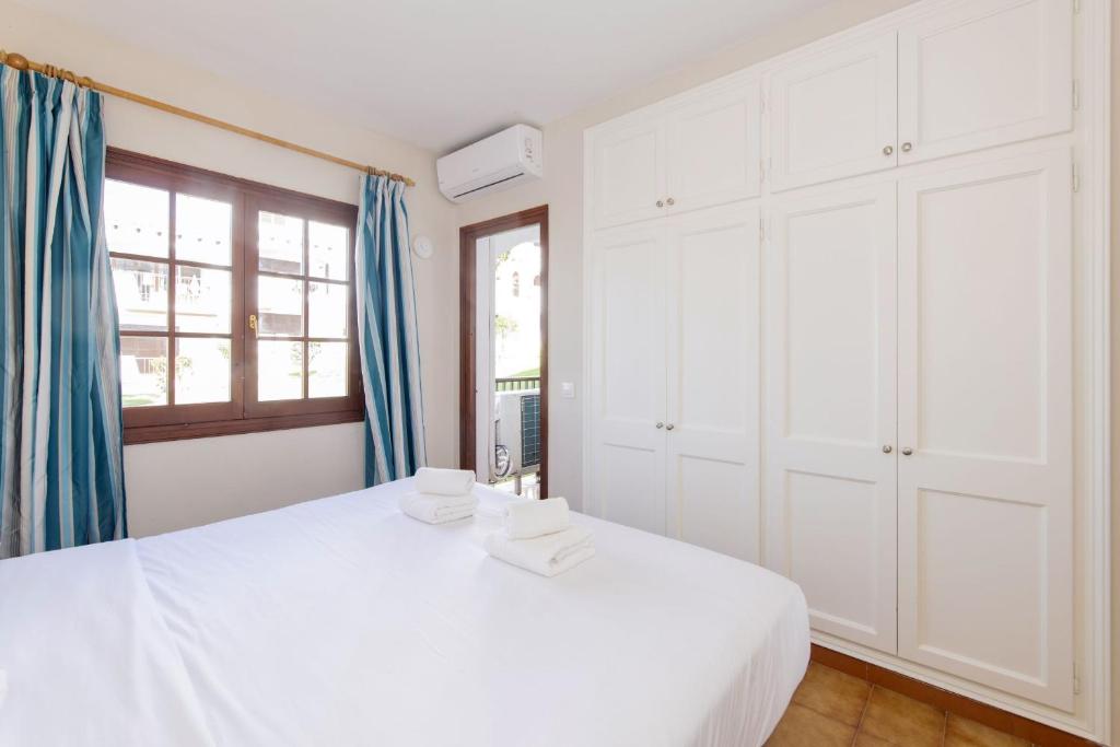 Postel nebo postele na pokoji v ubytování Siesta Mar Private Apartment 53 Cala'n Porter 3 bed