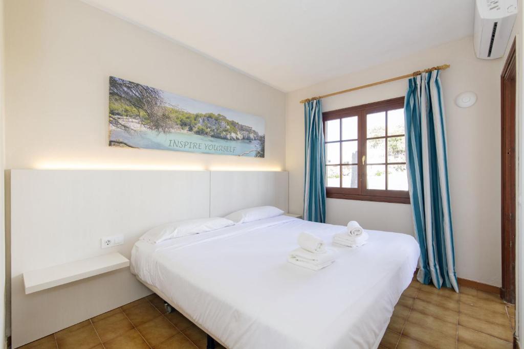 Postel nebo postele na pokoji v ubytování Siesta Mar Private Apartment 53 Cala'n Porter 3 bed