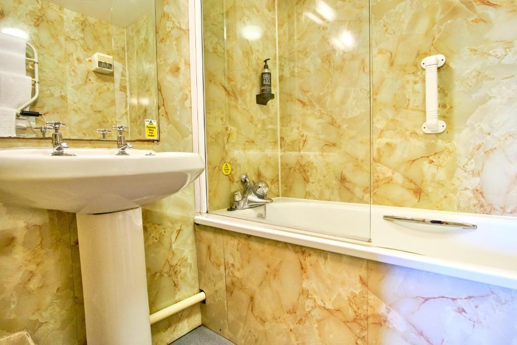 Koupelna v ubytování Muthu Ben Doran Hotel