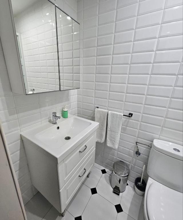Koupelna v ubytování Family Flat Near Ramblas BCN 5 rooms