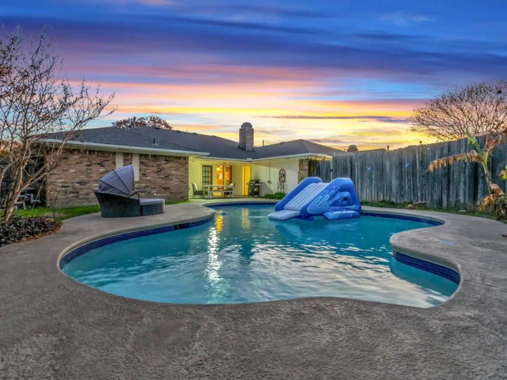 Serenity 4BR Haven with Lagoon Pool, Plano (aktualisierte Preise für 2025)
