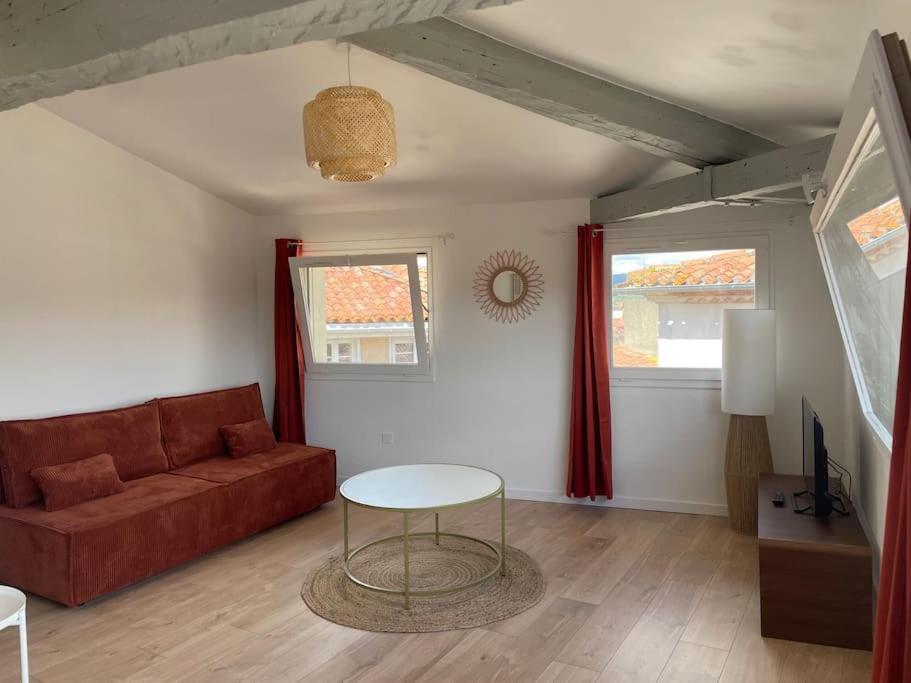 un salon avec un canapé et une table dans l'établissement Le Panoramique, à Castres