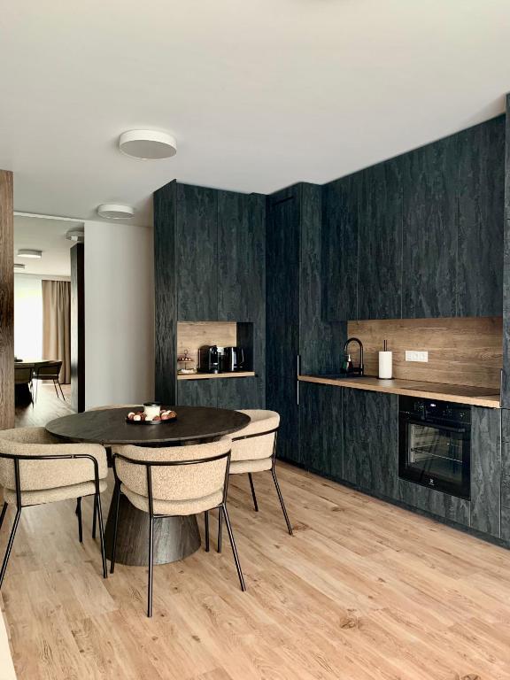 Kuchyň nebo kuchyňský kout v ubytování REMAR - Apartamenty z widokiem na Jezioro Biale
