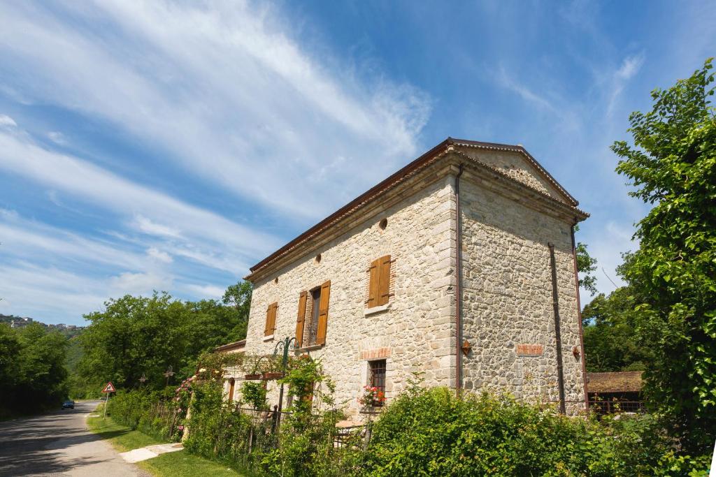 een oud stenen gebouw aan de kant van een weg bij La Locanda Del Ruspante in Castro dei Volsci