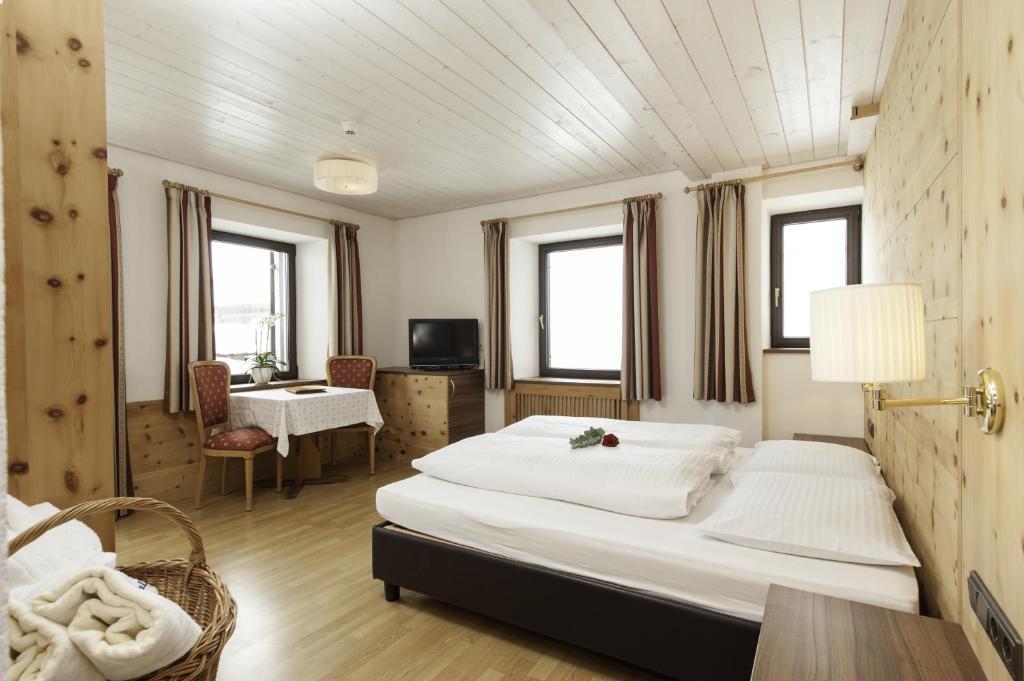 Postel nebo postele na pokoji v ubytování Hotel Gampen