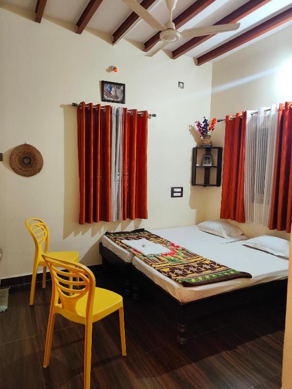Postel nebo postele na pokoji v ubytování Sri Sai homestay