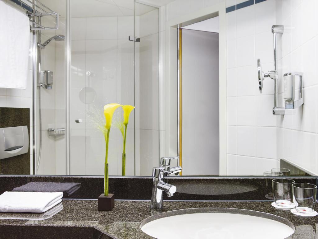 Koupelna v ubytování IntercityHotel Nürnberg