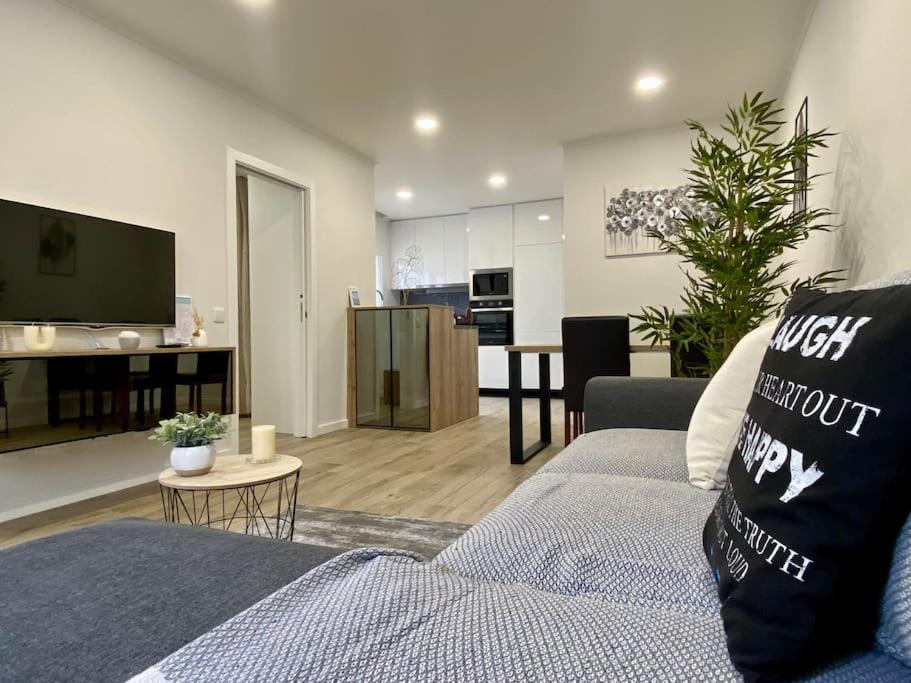 ein Wohnzimmer mit Couch und Küche in der Unterkunft Casa Amarela by CORAL in Portimão