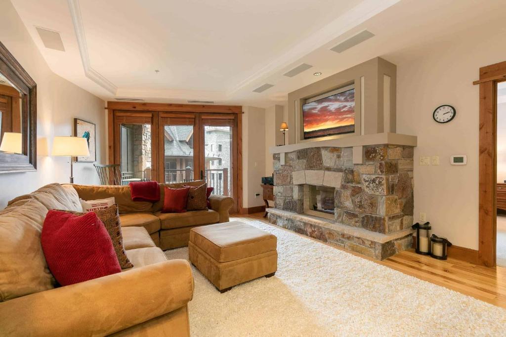 ein Wohnzimmer mit Couch und Kamin in der Unterkunft Big Horn Lodge 409 by East West Hospitality in Truckee