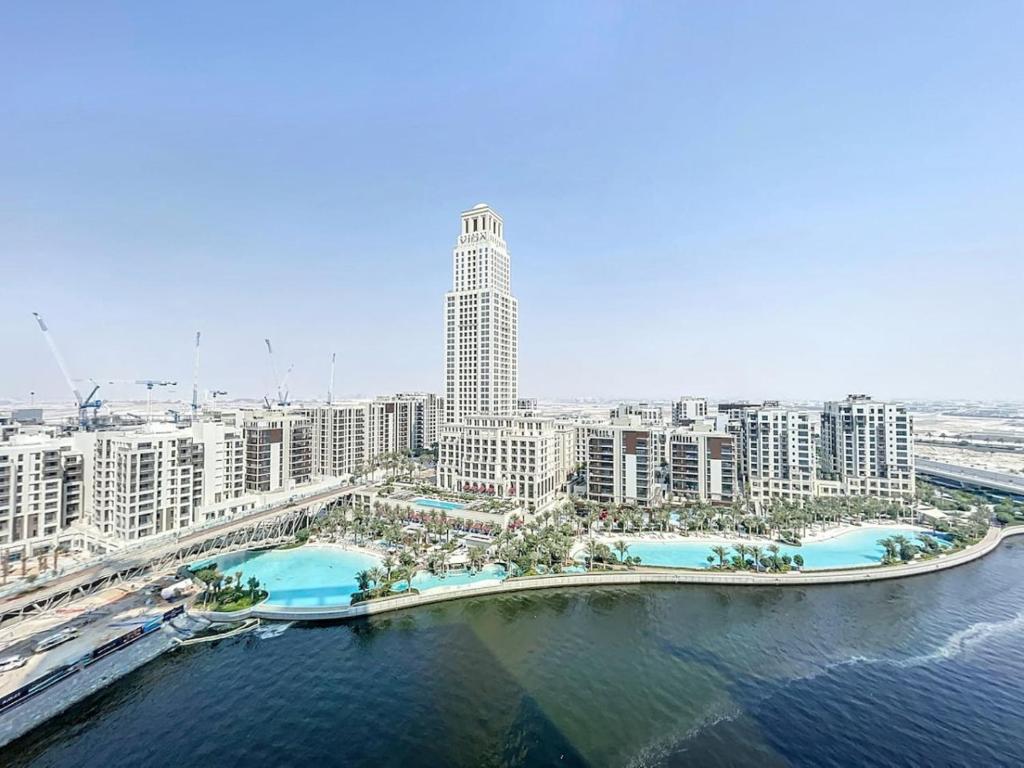 Vacationer Holiday Homes I Chic 2 Bed with Creek Views I Creek Harbour در دبی