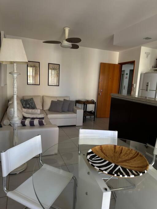 a living room with a couch and a table at Caldas Novas - Prive das Thermas II - Apto 3 quartos - Parque Aquático in Caldas Novas