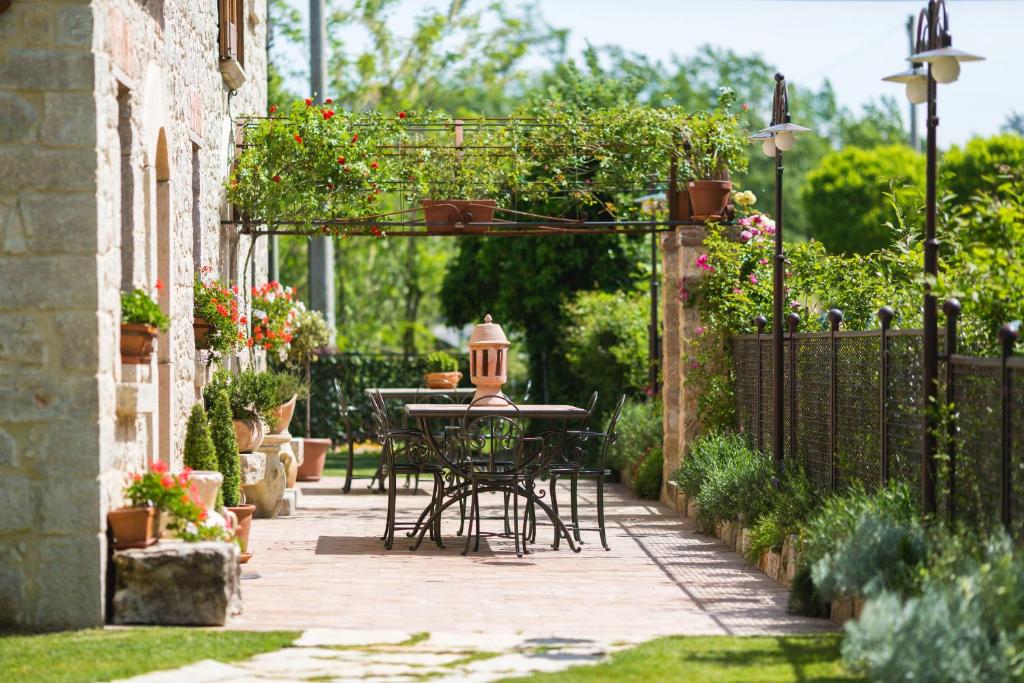 A garden outside La Locanda Del Ruspante