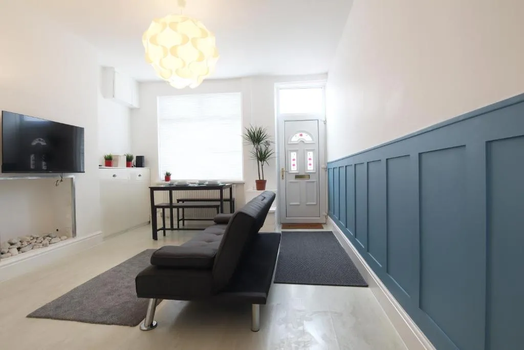 2-Bedroom House, Free Parking, High Speed Wi-Fi, Swinton Manchester
