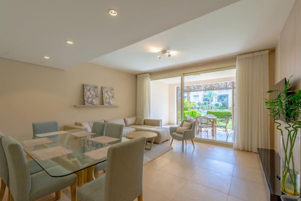 Posezení v ubytování Stylish Gouna Escape 2BR Mangroovy Beach Pool Access