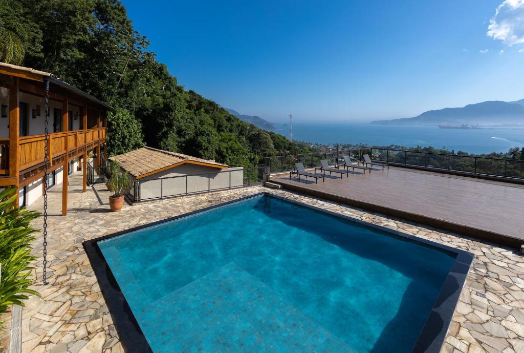 una piscina con vista al agua en Eco Baepi Residence, en Ilhabela