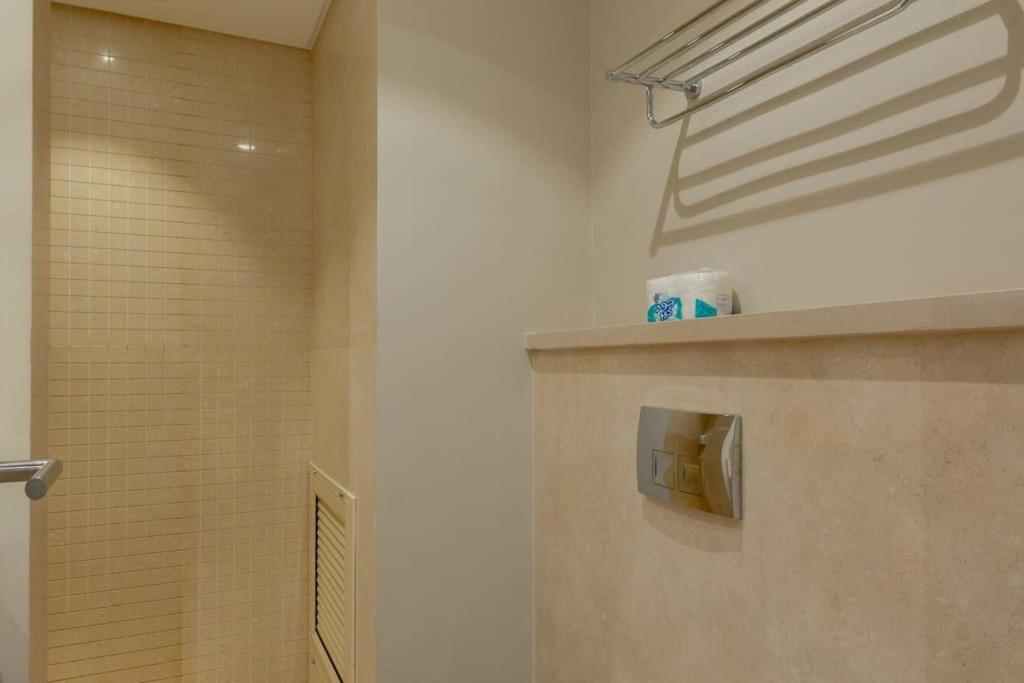 Koupelna v ubytování Stylish Gouna Escape 2BR Mangroovy Beach Pool Access