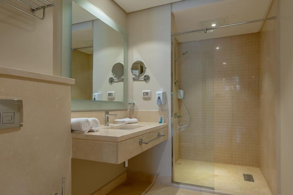 Koupelna v ubytování Stylish Gouna Escape 2BR Mangroovy Beach Pool Access