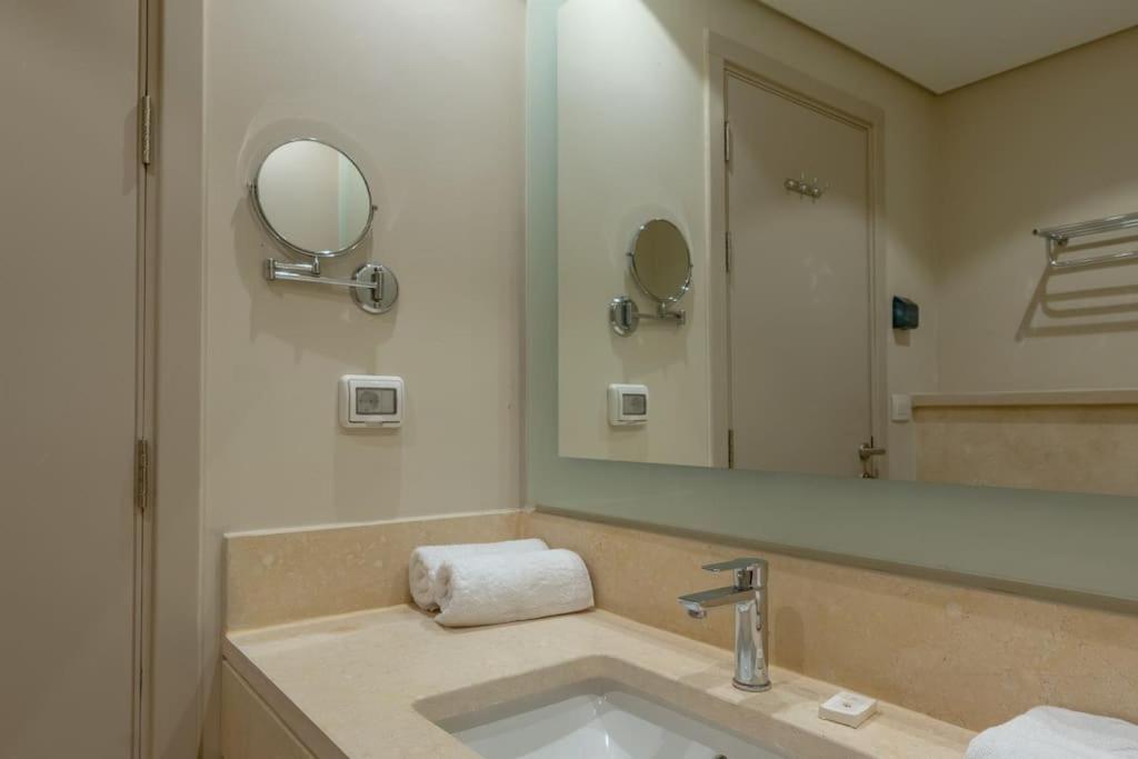 Koupelna v ubytování Stylish Gouna Escape 2BR Mangroovy Beach Pool Access