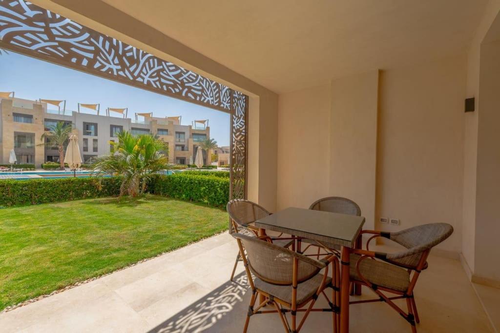 Zahrada ubytování Stylish Gouna Escape 2BR Mangroovy Beach Pool Access