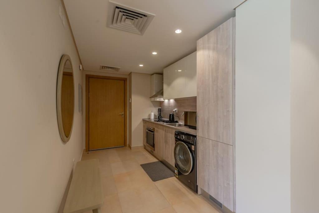 Kuchyň nebo kuchyňský kout v ubytování Stylish Gouna Escape 2BR Mangroovy Beach Pool Access
