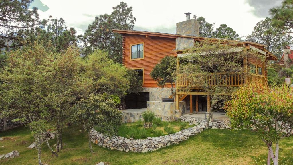 an aerial view of a wooden house with a yard at Cabaña Ohana in Mesa de las Tablas