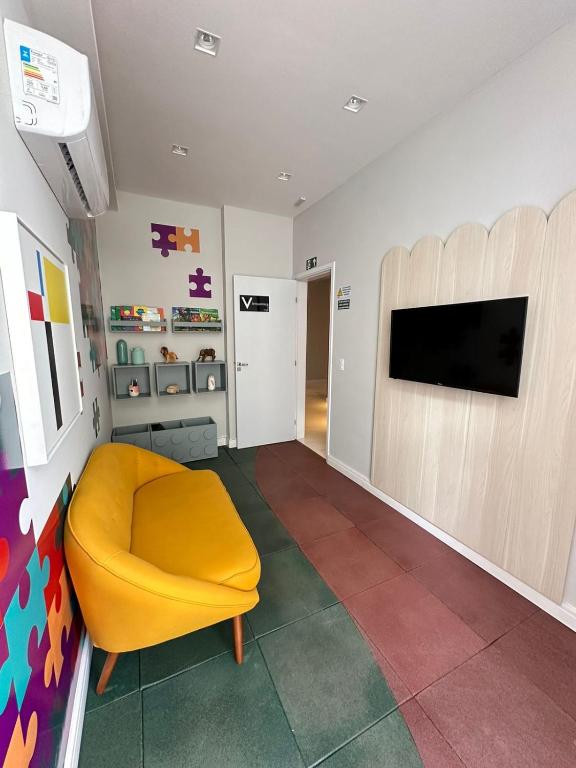 TV a/nebo společenská místnost v ubytování Apartamento com lazer e spa