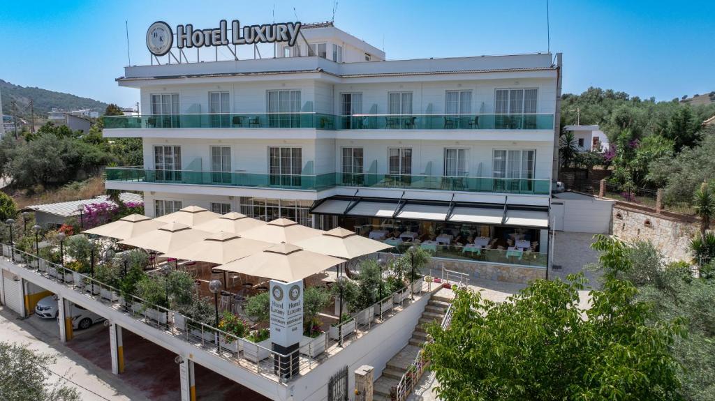 Nespecifikovaný výhled na hory nebo výhled na hory při pohledu z hotelu