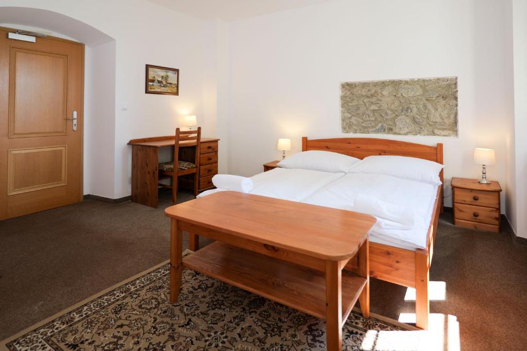 Postel nebo postele na pokoji v ubytování Hrad Krupka