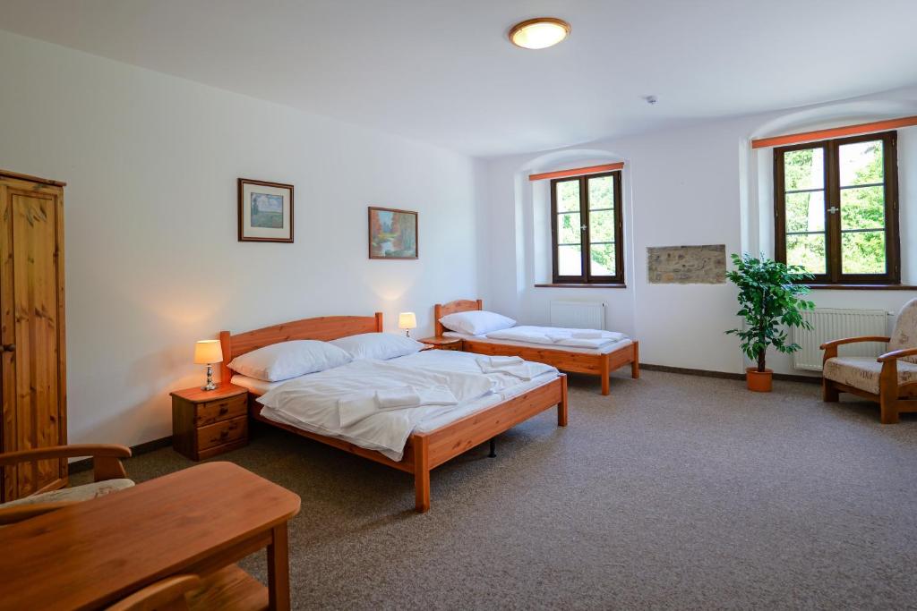 Postel nebo postele na pokoji v ubytování Hrad Krupka