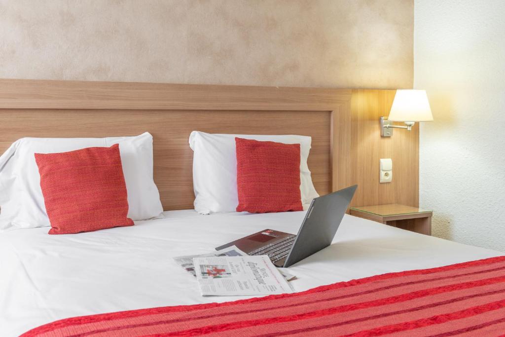 Postel nebo postele na pokoji v ubytování Brit Hotel Confort Castres
