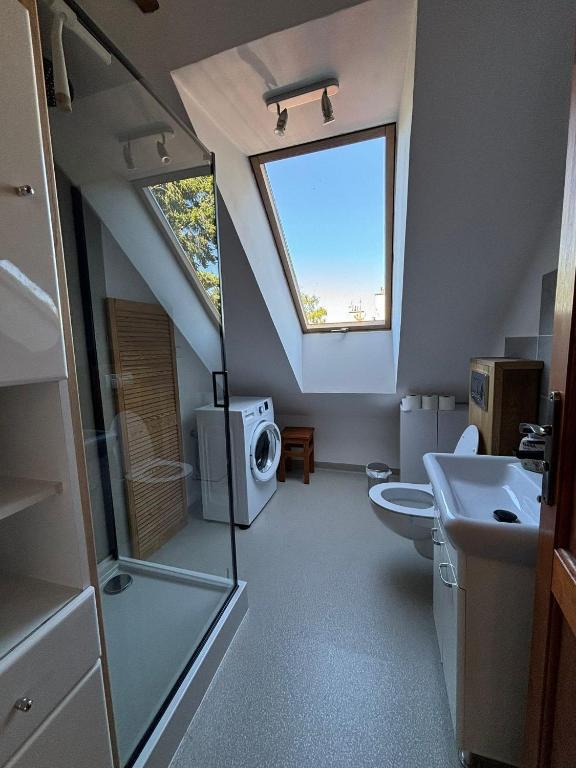 Kúpeľňa v ubytovaní Apartament na poddaszu