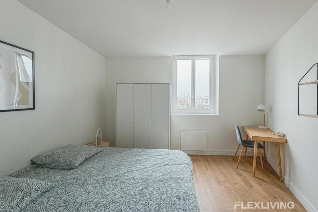 une chambre blanche avec un lit et un bureau dans l'établissement Flexliving - Room - Henri Sellier - Suresnes 92, à Suresnes