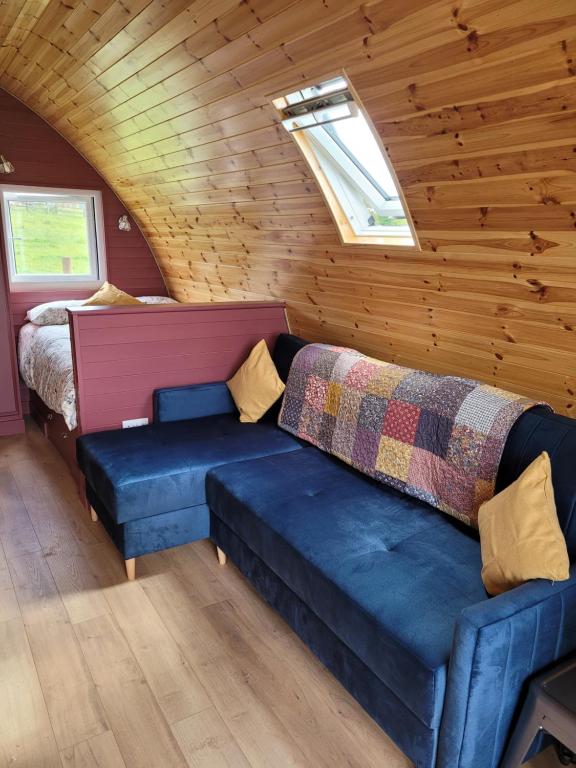 un soggiorno con divano e letto di Leahys Pod Park a Cork