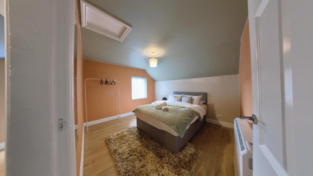 Ένα ή περισσότερα κρεβάτια σε δωμάτιο στο Birmingham City Stay Apartments