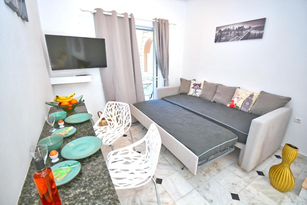 TV a/nebo společenská místnost v ubytování Doliva Studio Erietta private pool