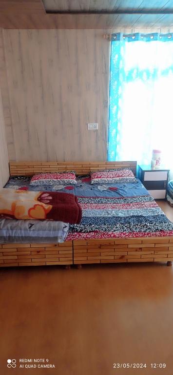 Postel nebo postele na pokoji v ubytování Hidimba Homestay