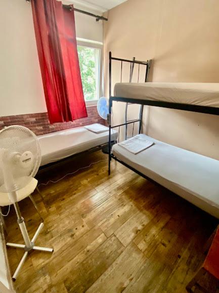 Llit o llits en una habitació de Hostel Anton