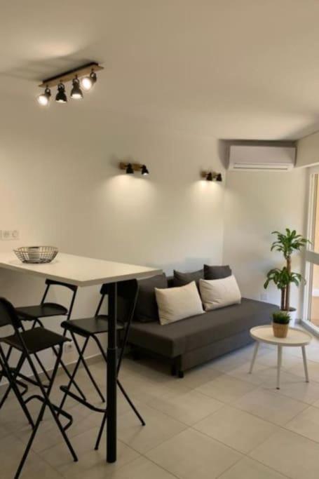 un salon avec un canapé et une table dans l'établissement Superbe appartement en résidence, à Sainte-Maxime