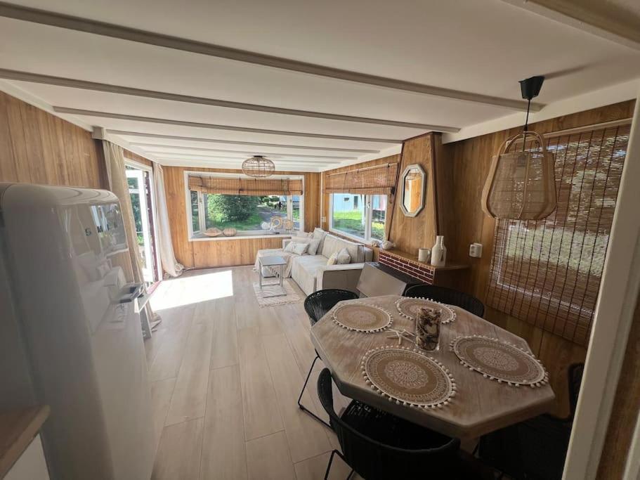 Ruang duduk di Ibiza style chalet