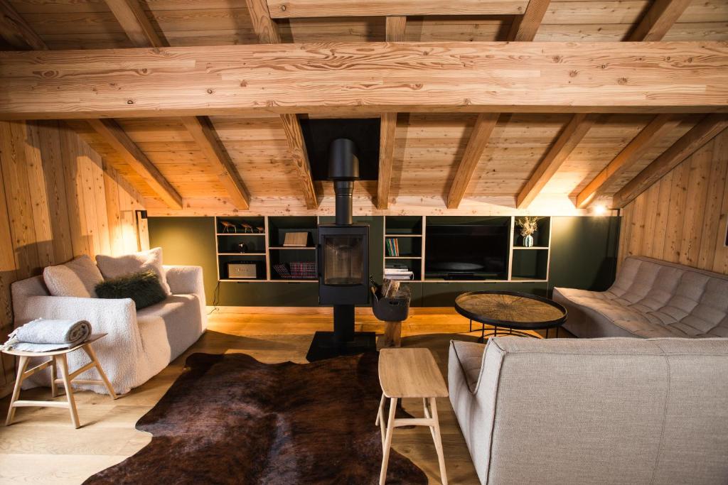 un salon avec un canapé et une cheminée dans l'établissement Notre Horizon, à Villard-Reculas