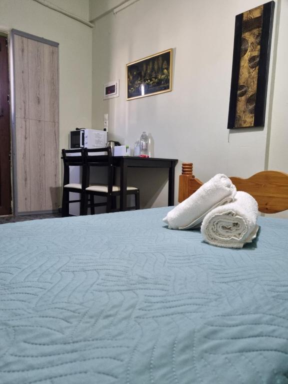 Postel nebo postele na pokoji v ubytování happyWish Syros