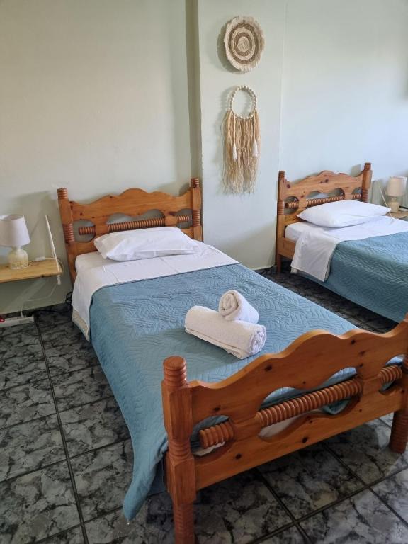 Postel nebo postele na pokoji v ubytování happyWish Syros