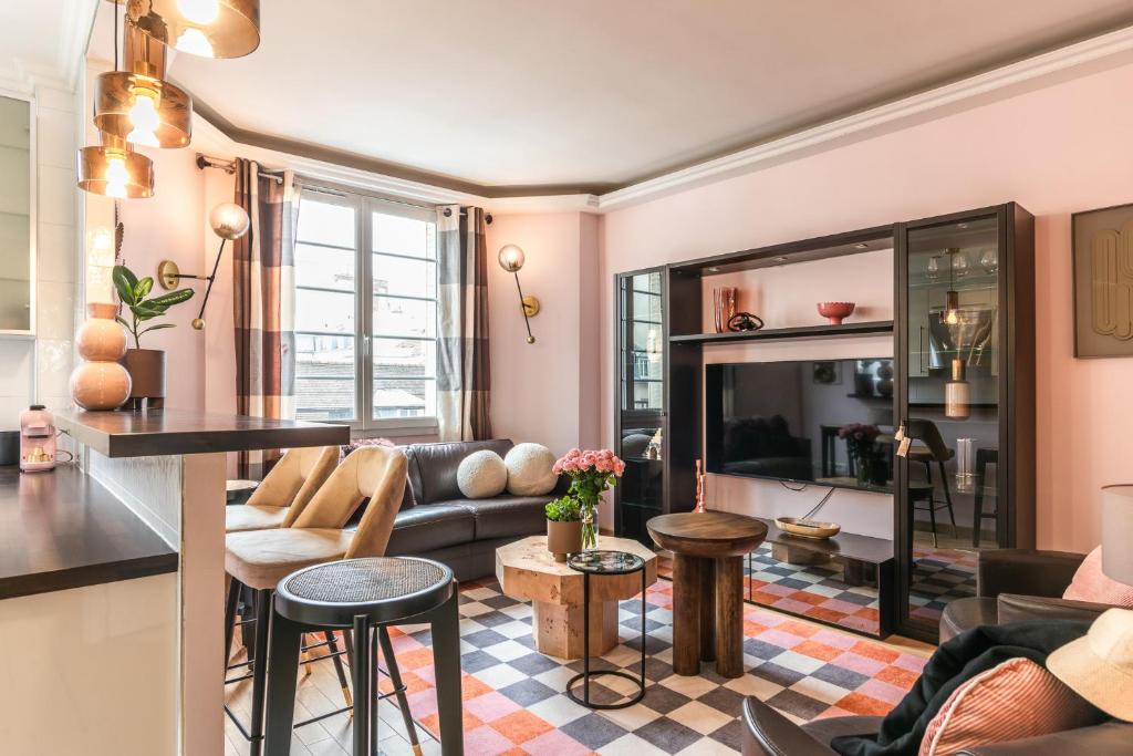 un salon avec un canapé et une table dans l'établissement Cosy & Design apartment 4 guests - Eiffel Tower, à Paris