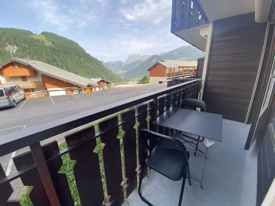 une table et des chaises sur un balcon avec vue dans l'établissement Veronica 53, T2 avec coin montagne - Multipass inclu, à Châtel