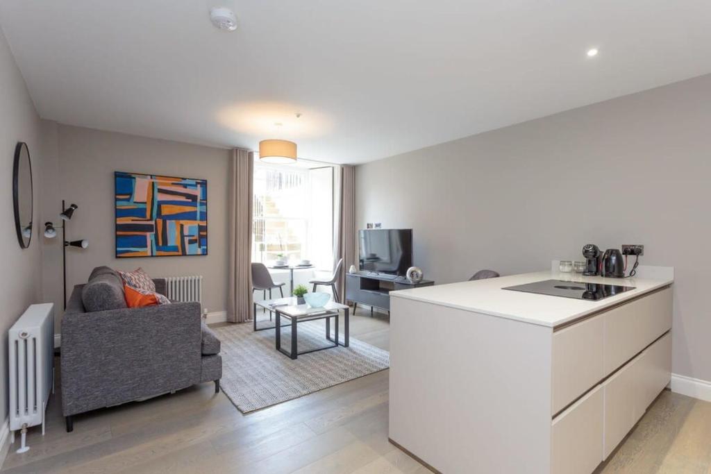 Dragon Suites - Edinburgh City Centre 1 Bed Apartment - One-Bedroom Apartment