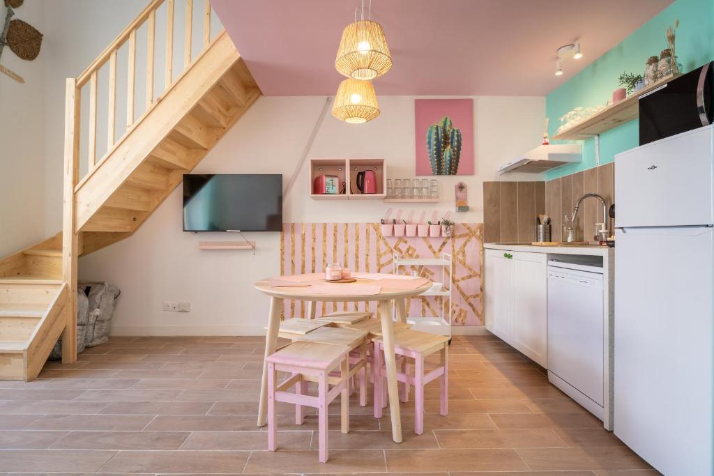 une cuisine avec une table et des chaises ainsi qu'un escalier dans l'établissement Le sunset californian loft, à Marseille