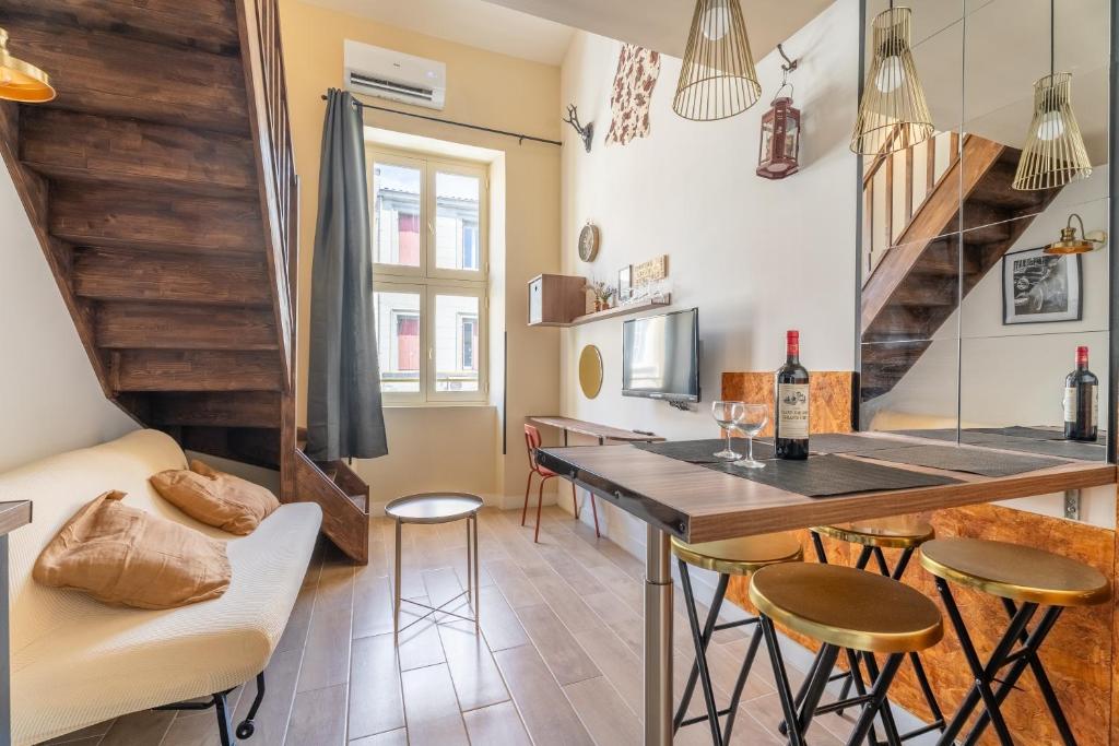 une cuisine et une salle à manger avec une table et des chaises dans l'établissement Class affaire, à Marseille